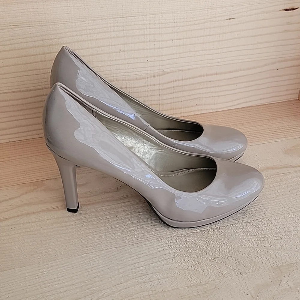 Bandolino sz8 Annie Nude Patent Pump